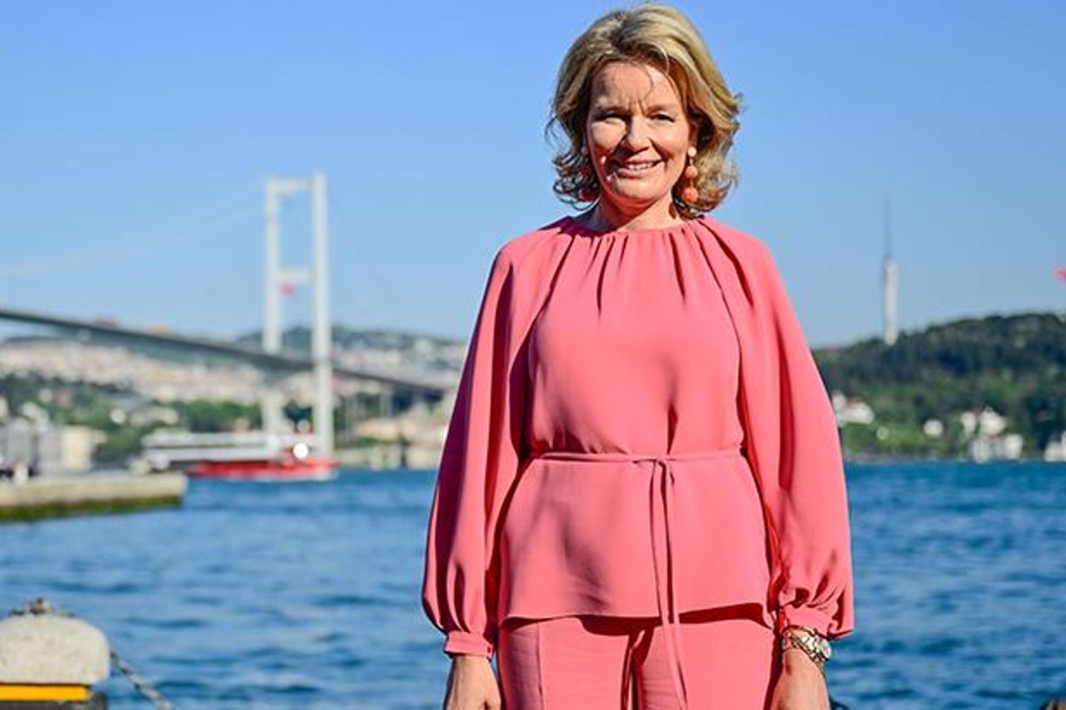 Kraliçe Mathilde İstanbul'da Ortaköy'ü Gezdi ve Fotoğraf Çektirdi