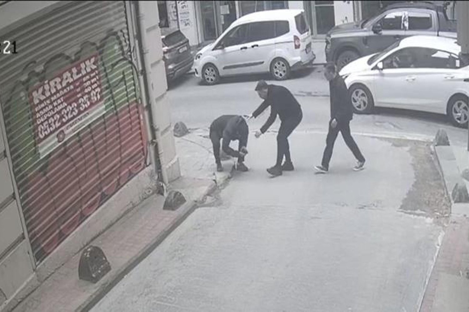 Beyoğlu'nda Cam Parçası Düşmesi: Yaralanan Genç Hastaneye Kaldırıldı