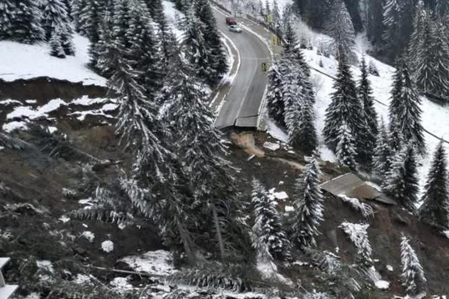 Bulgaristan'da Yol Çatlakları ve Heyelan: Ulaşım Durdu