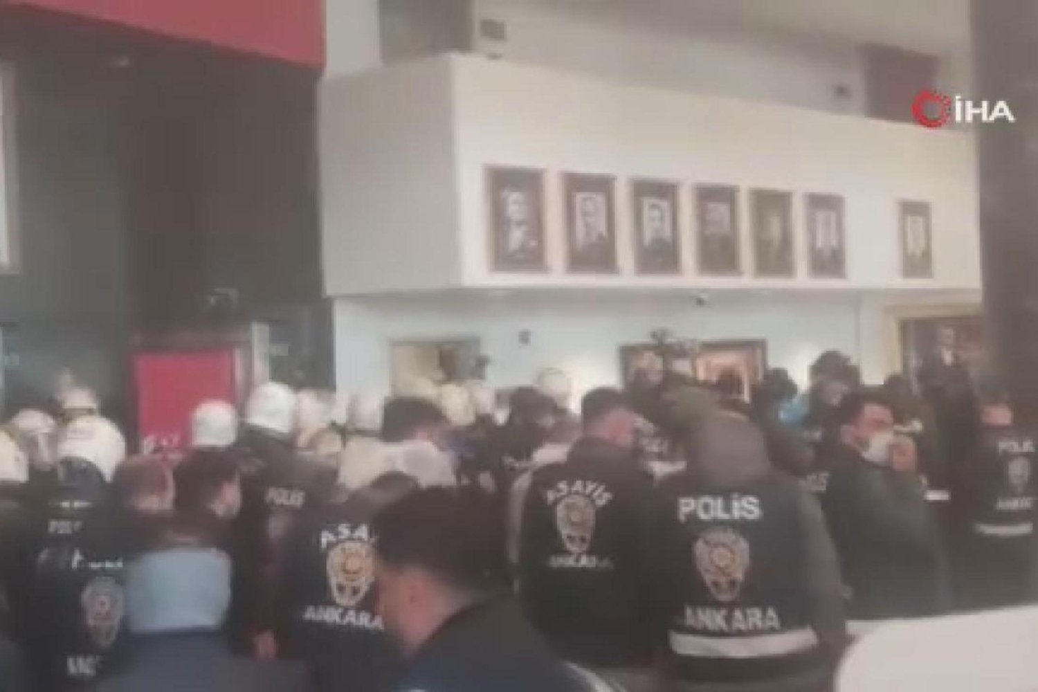 Ankara'da CHP Genel Merkezi'ne Polis Baskını! Tahliye Girişimi şok etti