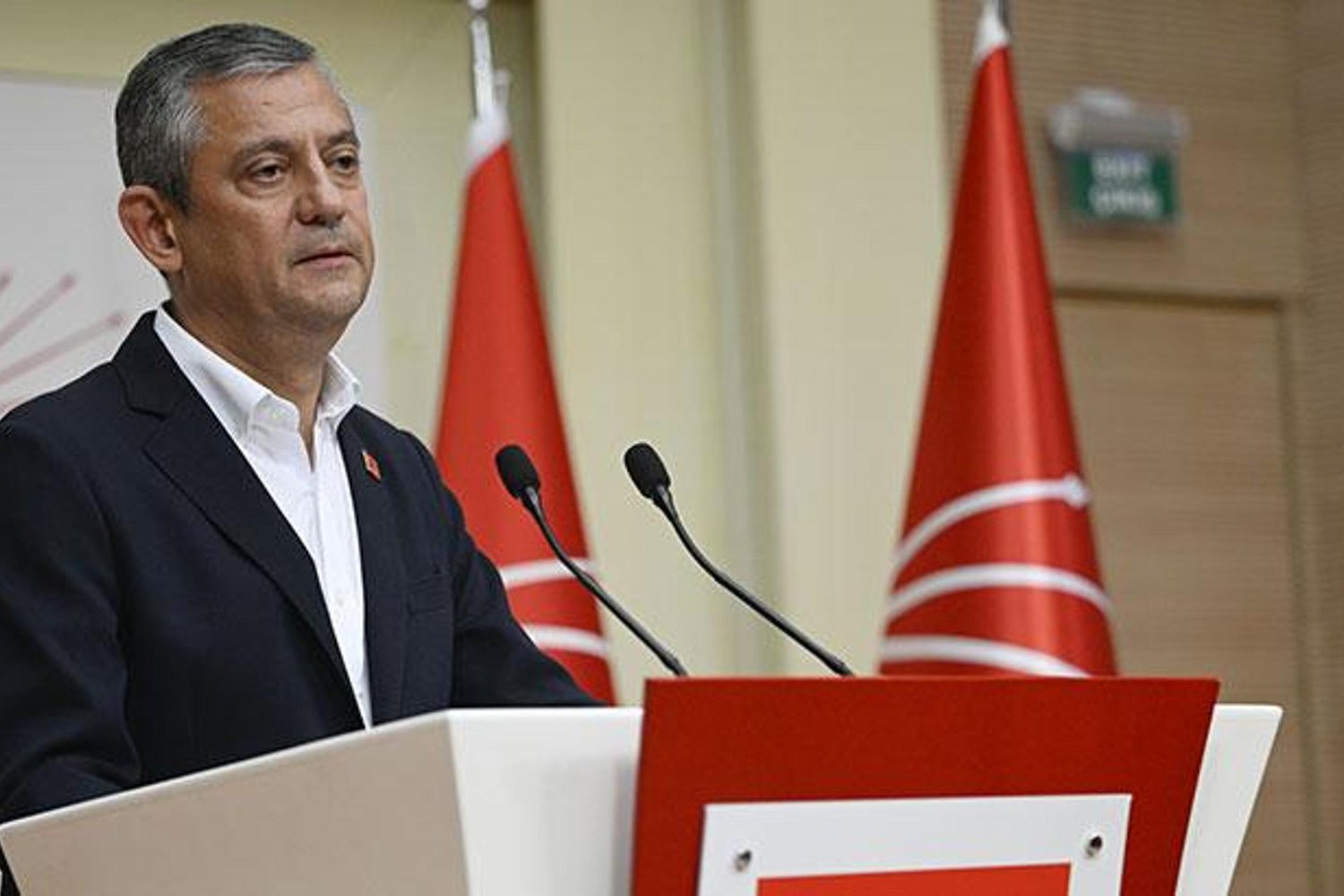 Özgür Özel ve CHP'de Grup Toplantısı Gündemi Belirleniyor
