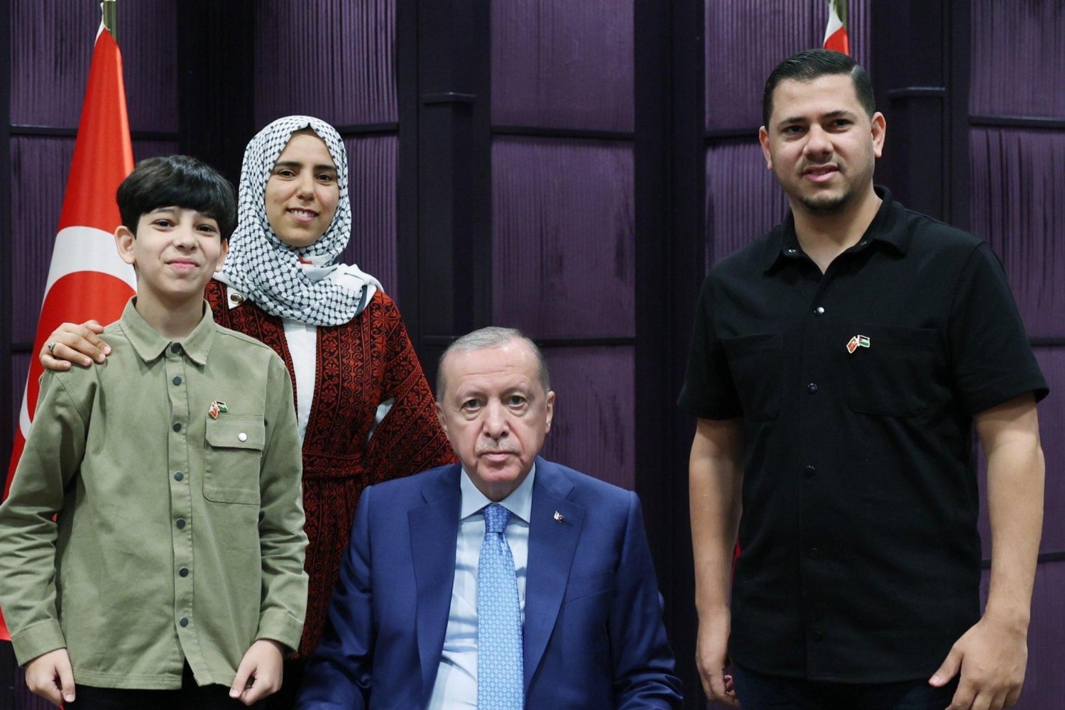 Cumhurbaşkanı Erdoğan Gazze'li Ramazan Ebu Cezer'i Ağırladı: Video ve Kitap Hediyesi