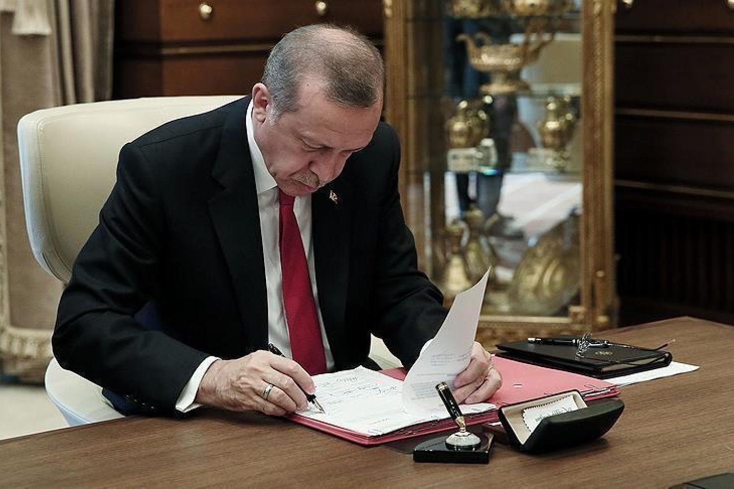 Resmi Gazete'de Onaylanan Kritik Anlaşmalar ve Güncel Siyasi Gelişmeler