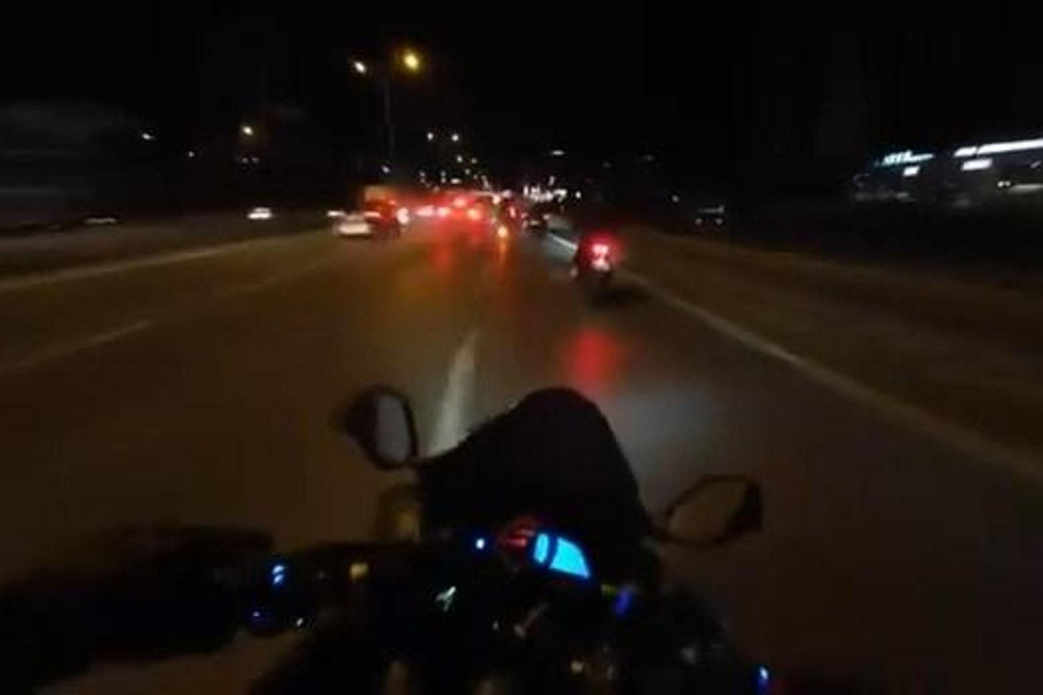 Maltepe D-100 Kazası Şoke Etti: Otomobil Bariyerlere Çarptı, Motosiklet Sürücüsü Son Anda Kurtuldu