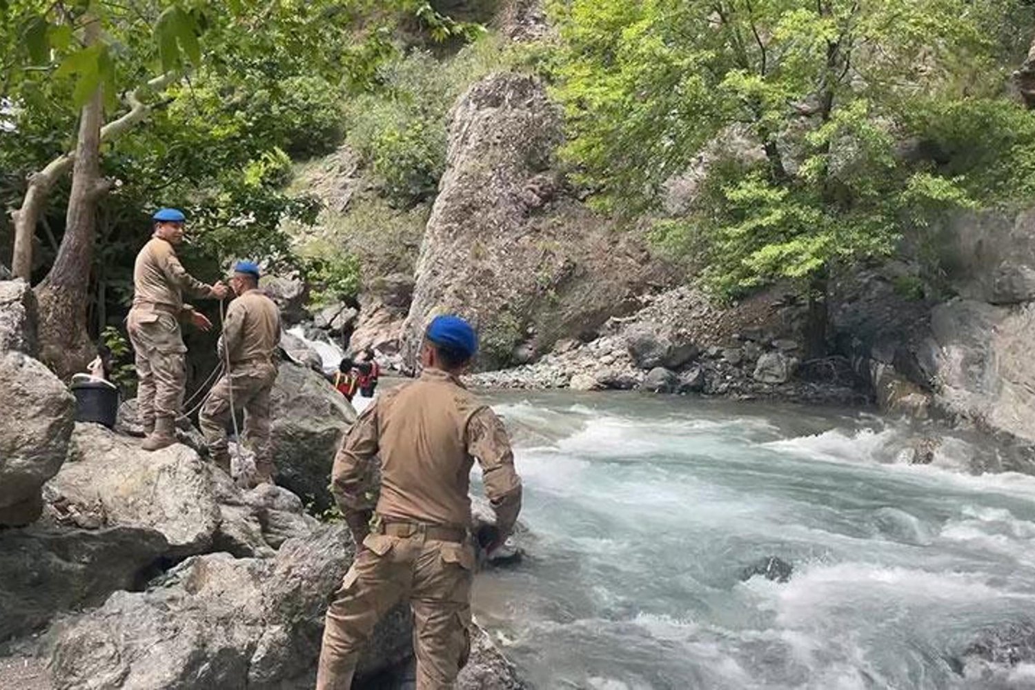 Adağını Kadar Tehlikeli: Dere Düşen Çocuk Arama Kurtarma Çalışmaları Devam Ediyor
