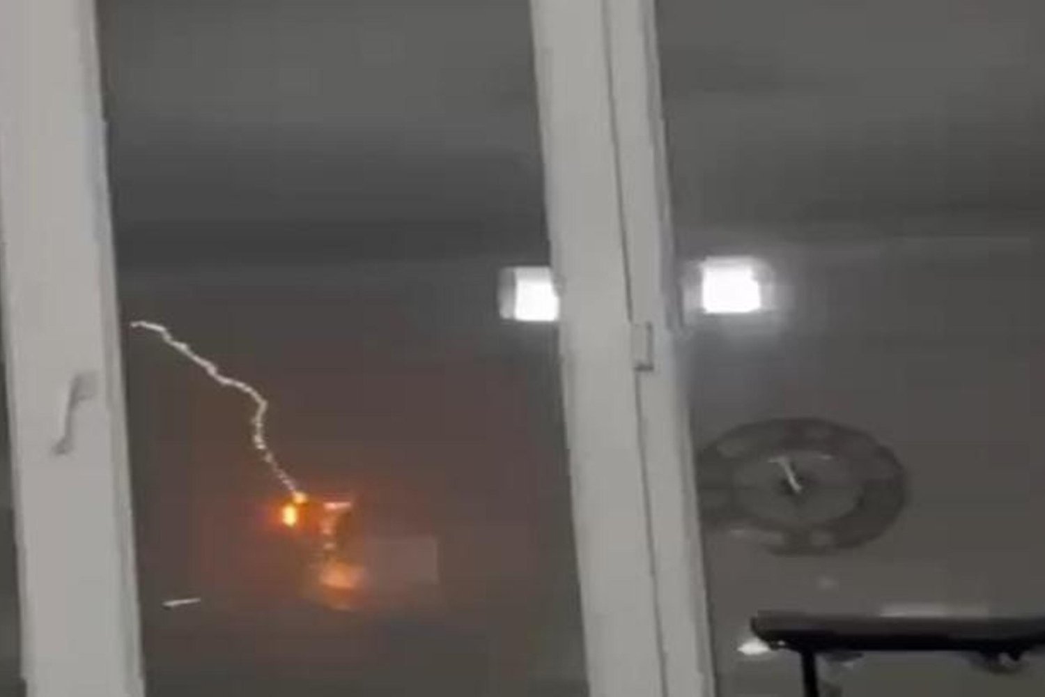Diyarbakır’da Yıldırım Çarpması: Binada Hasar Oluştu