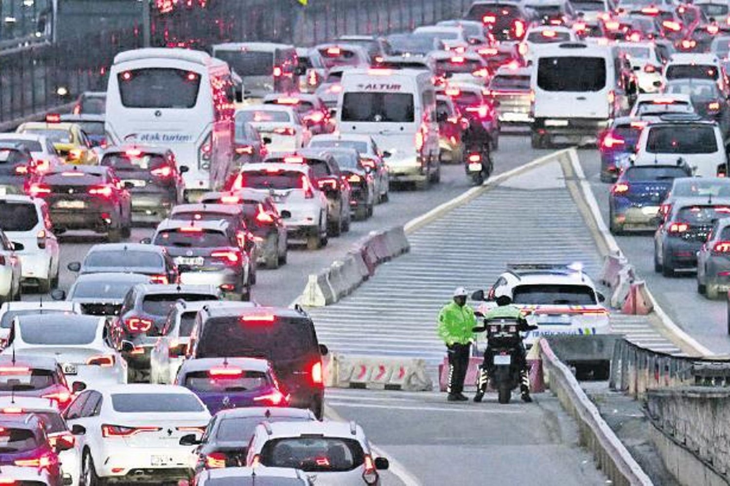 Yüksek Yoğunluk! Kurban Bayramı Tatilinde Trafik ve Uçuşlar Hızlandı