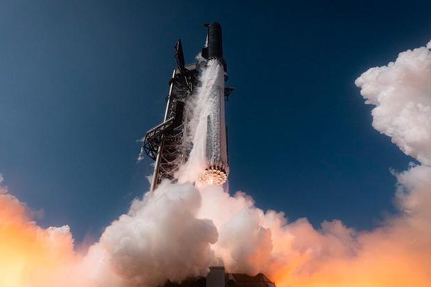 SpaceX Starship Test Uçuşu Dünyanın En Güçlü Roketiyle Tarih Yazdı