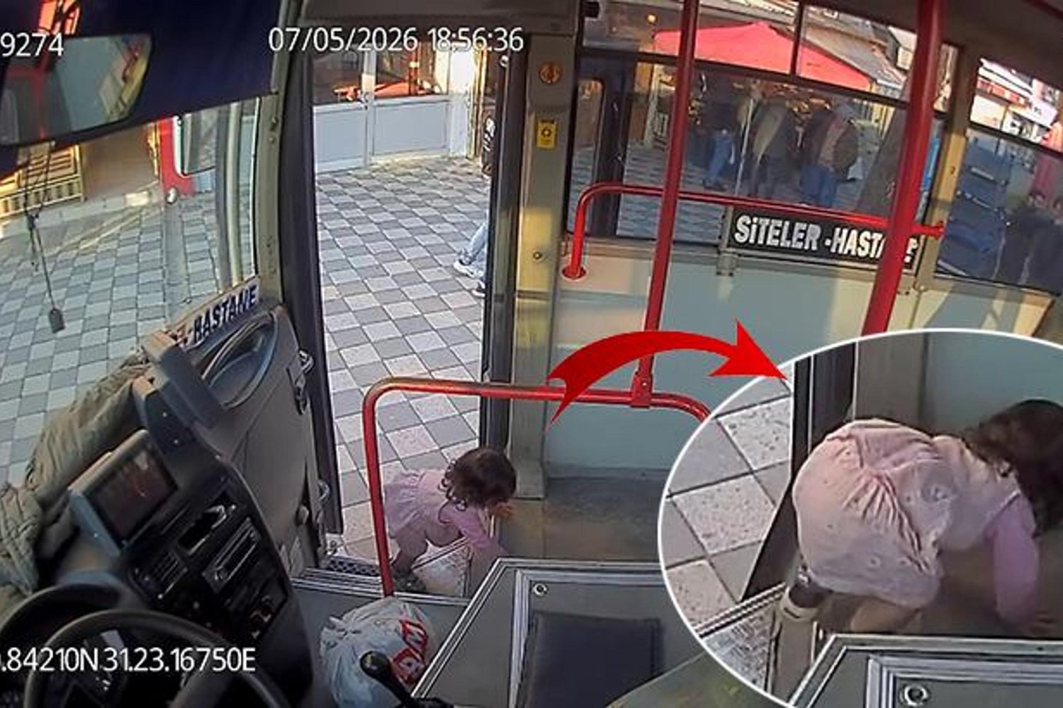 Küçük Çocuk Otobüse Emekleyerek Bindi: Sürpriz Anlar Güvenlik Kamerasında!