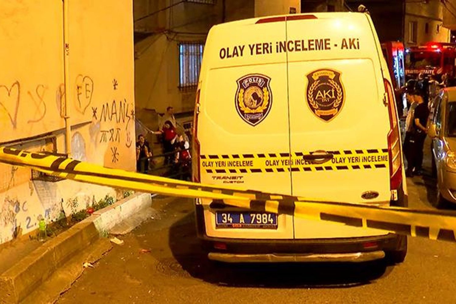 Sakarya Mahallesi'nde Yılmaz Alevler İçinde Kalan Bina, 4 Kişi Kurtarıldı