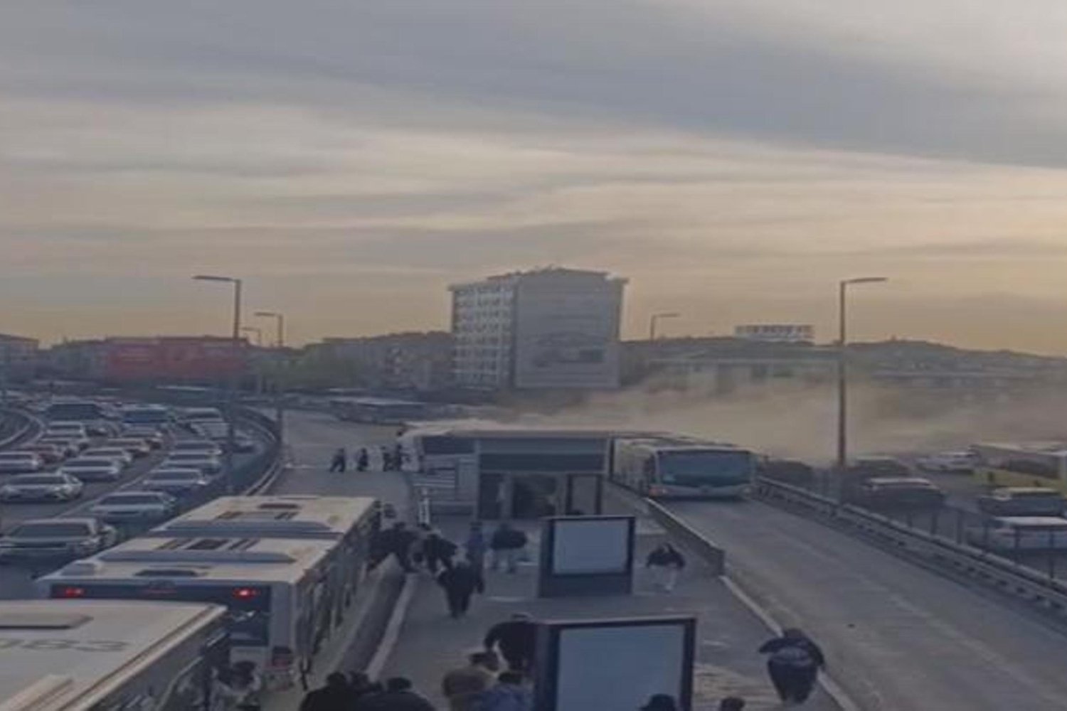 Kağıthane Metrobüs Yangını Kısa Sürede Söndürüldü, Hasar Büyük Değil