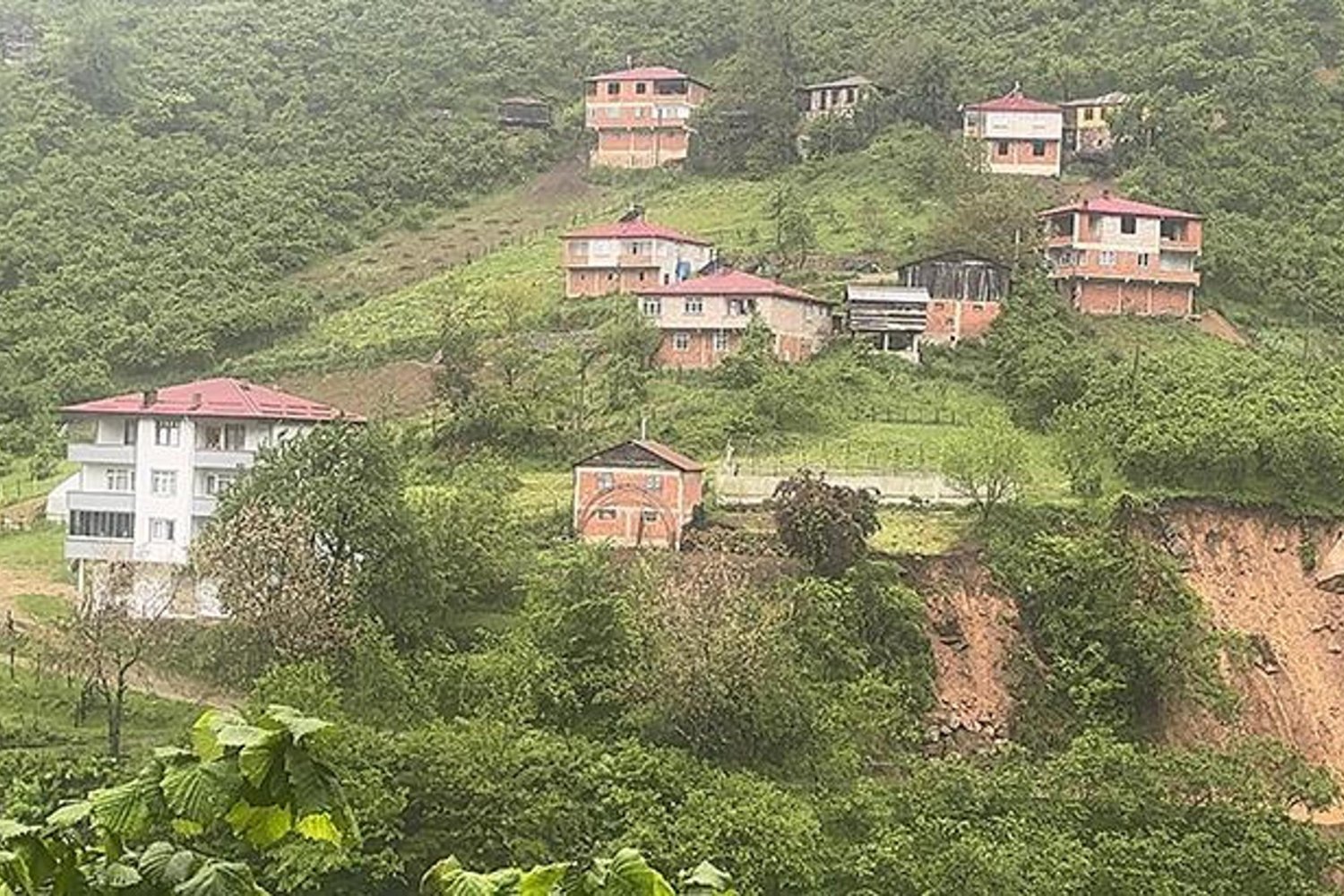 Giresun'da Heyelan Alarmı: 11 Ev Tahliye Edildi, Ulaşıma Kapandı