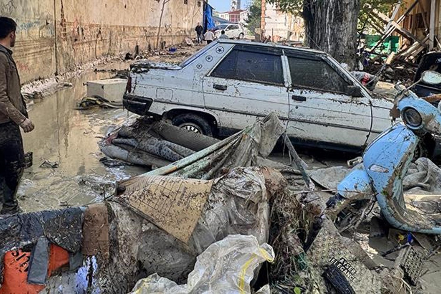Havza'da Kuvvetli Yağış Sel Felaketine Neden Oldu: İş Yeri ve Araçlar Zarar Gördü