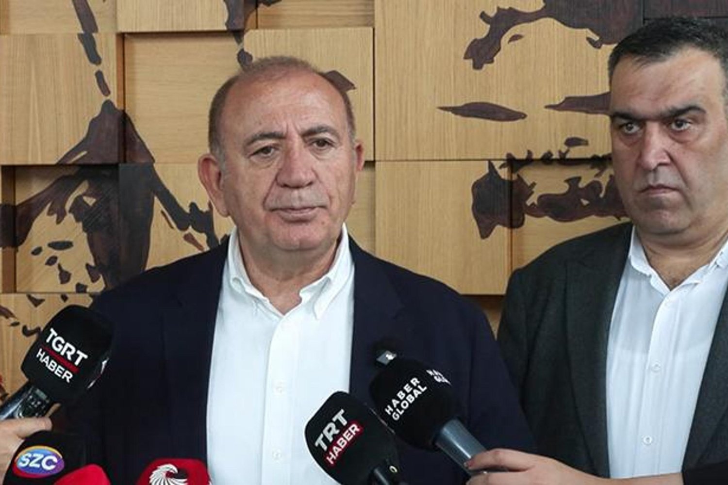CHP'nin Sarıyer Binasında Çirkin Olaylar: Vandalizm ve Güvenlik Kayboldu!