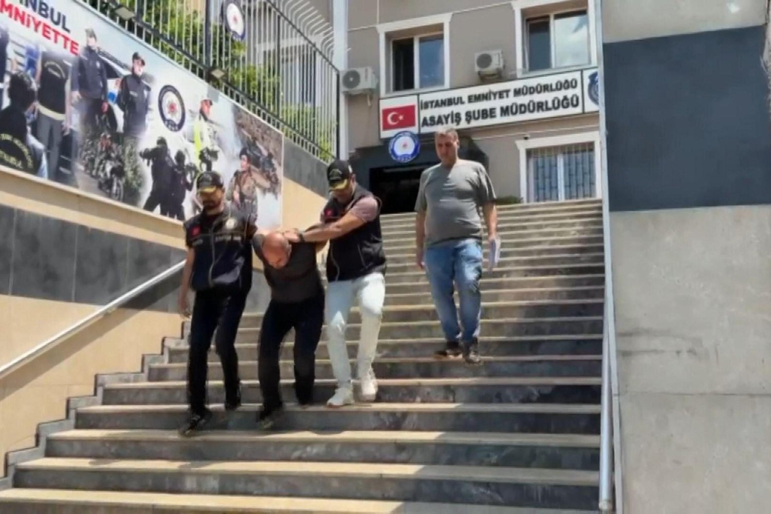 Sokakta Silahlı Saldırı: Genç Kız Hayatını Kaybetti