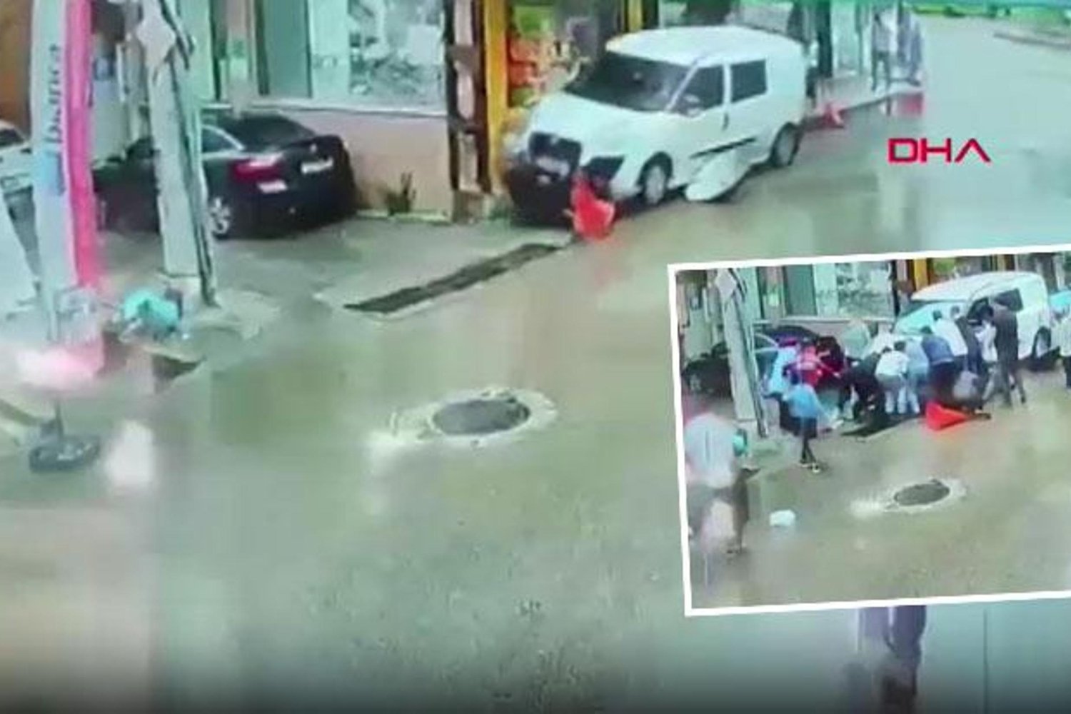 Bursa'da Trafik Kazası: Anne ve Oğlu Araç Altında Kaldı, Kurtarma Anları Kamerada