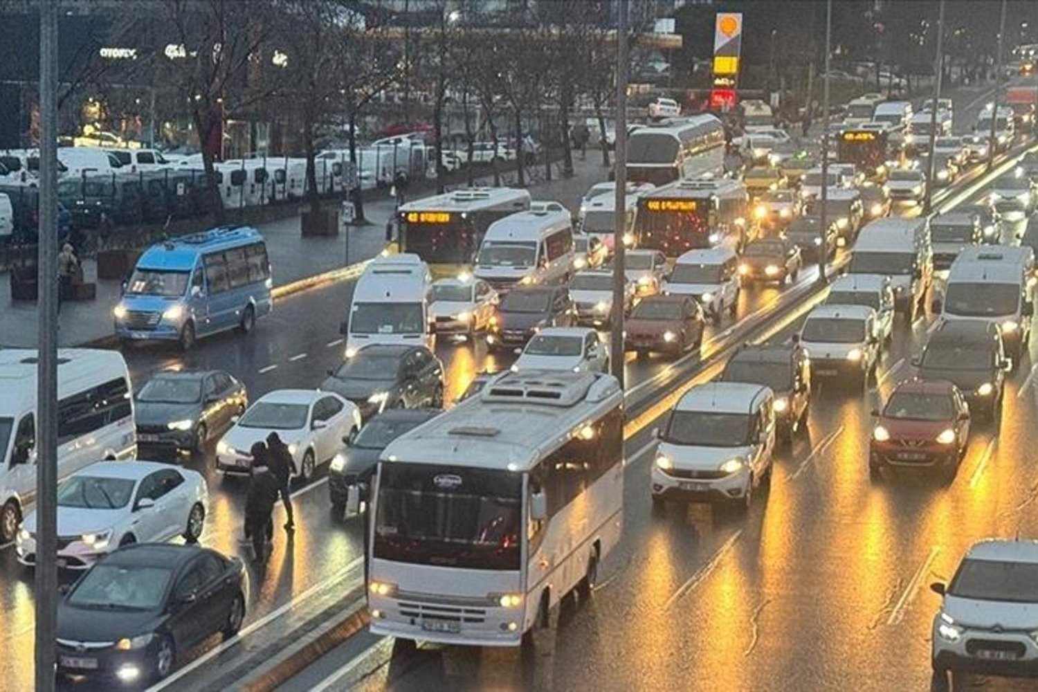 İstanbul'da Trafik Çileye Döndü: Yoğunluk ve Kazalar Günün İlk Saatlerinde