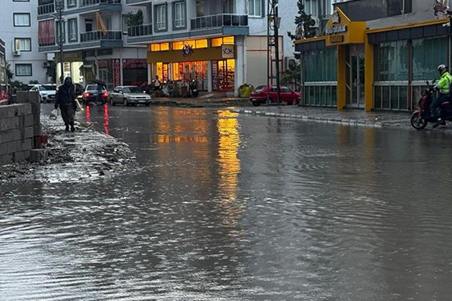 Hatay Dörtyol'da Sağanak Etkili Oldu, Sokaklar Su Altında