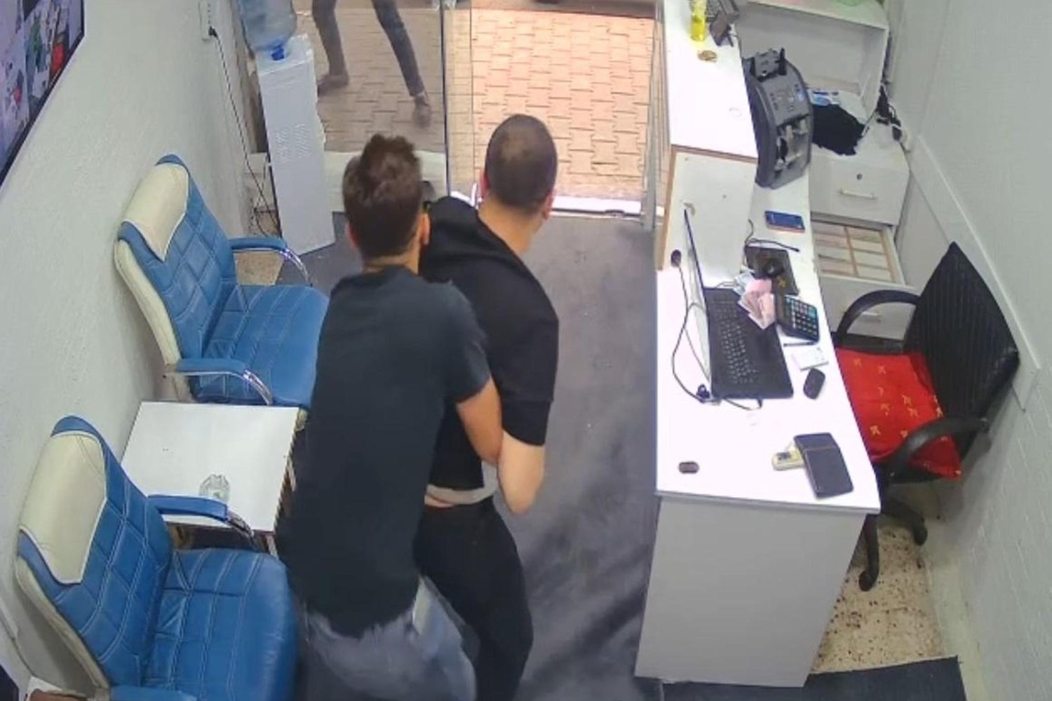 Reyhanlı'nda İş yeri Sahibine Silahlı Saldırı Güvenlik Kamerasında
