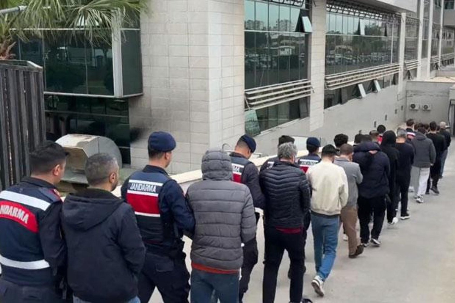 Kaçakçılık ve Yasadışı Bahis Operasyonuyla 140 Şüpheli Yakalandı