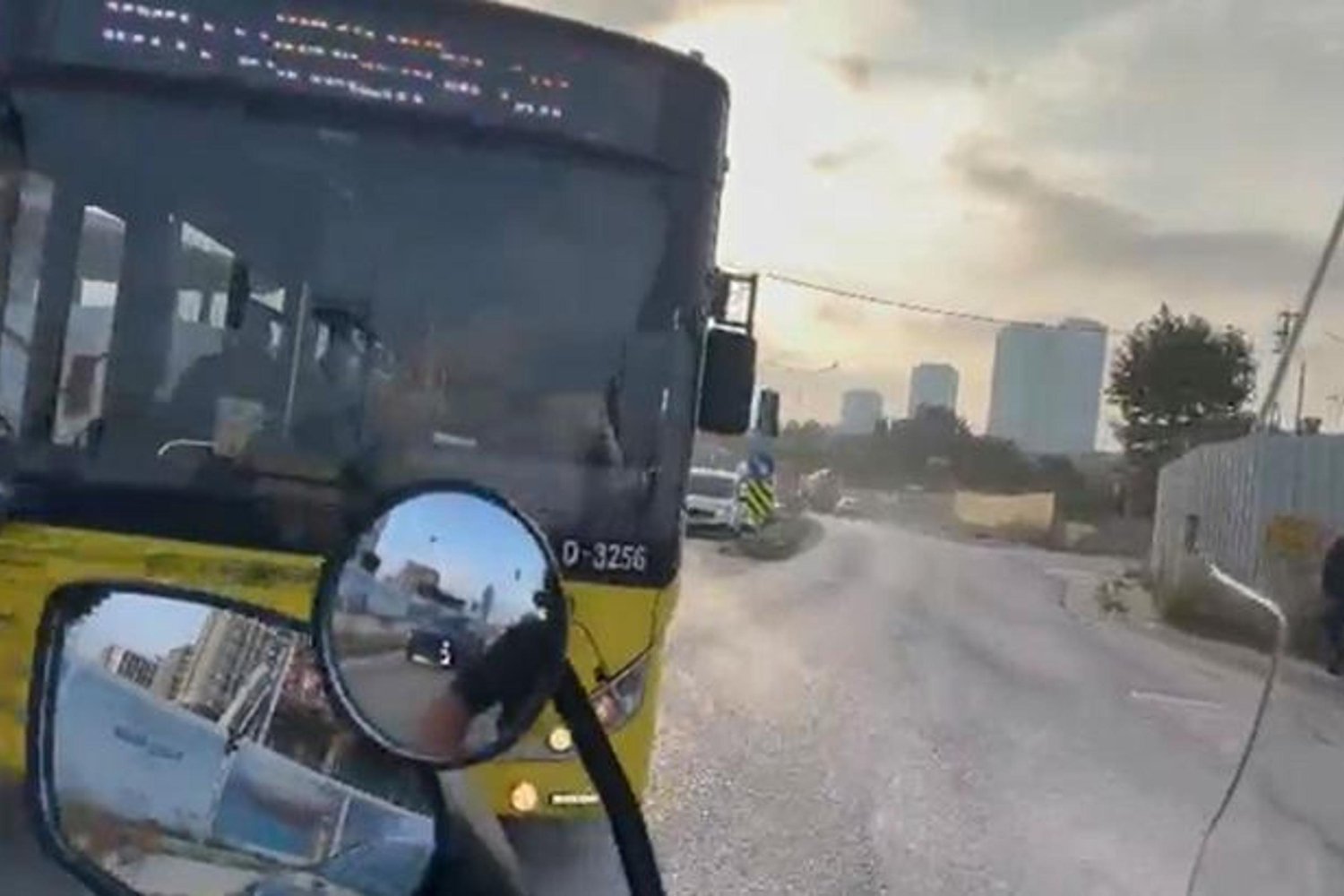 Kırmızı Işıkta Geçen Otobüse Çarpan Motosiklet Sürücüsü Son Anda Kurtuldu