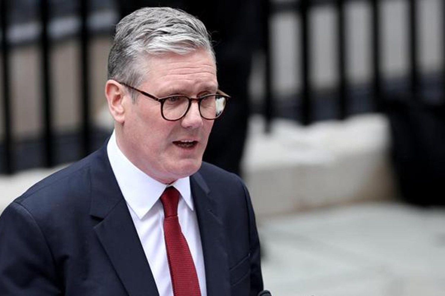 İngiltere Başbakanı Keir Starmer Görevinde Israr Ediyor