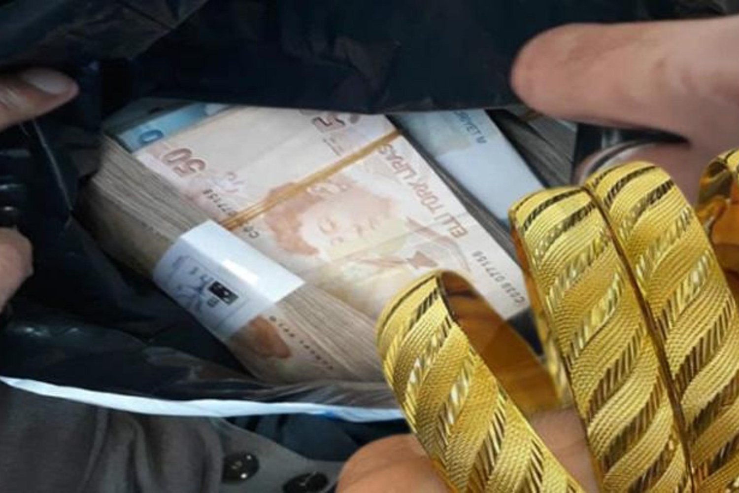 Altın ve Nakit Dolu Çanta Bulundu, Mahalle Muhtarlığı Sahibine Emanet Etti