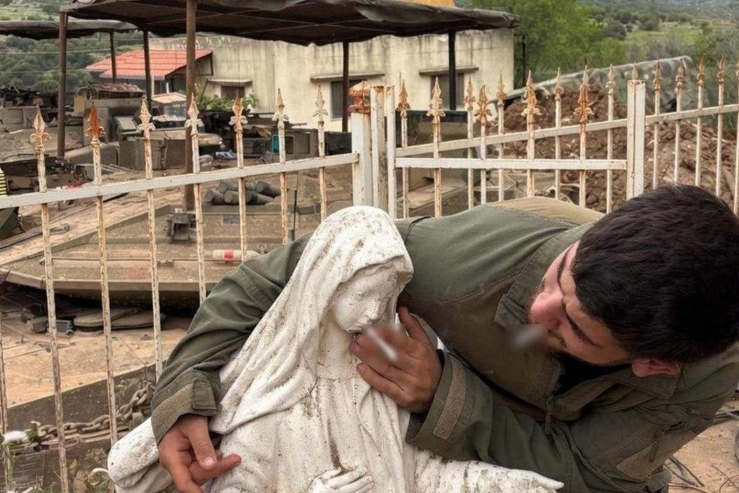İsrail Askerinden Dinsel Sembolü Tiklen ve Debel Köyünde Tepki Çeken Olay