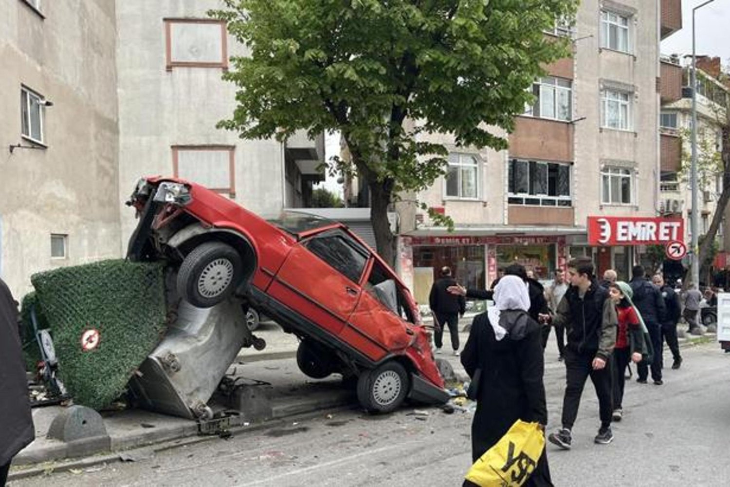 Bağcılar'da Freni Boşalan Kamyon Kayıplara Karıştı! 7 Araca Zarar Verdi