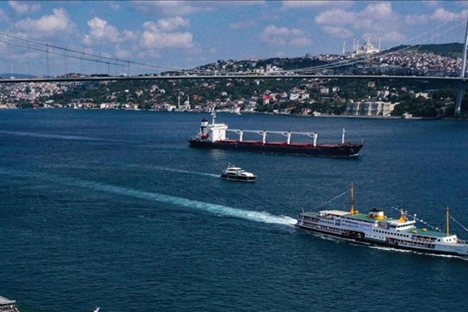 İstanbul Boğazında Yat Yarışları Heyecanı: Gemi Trafiği Askıya Alındı