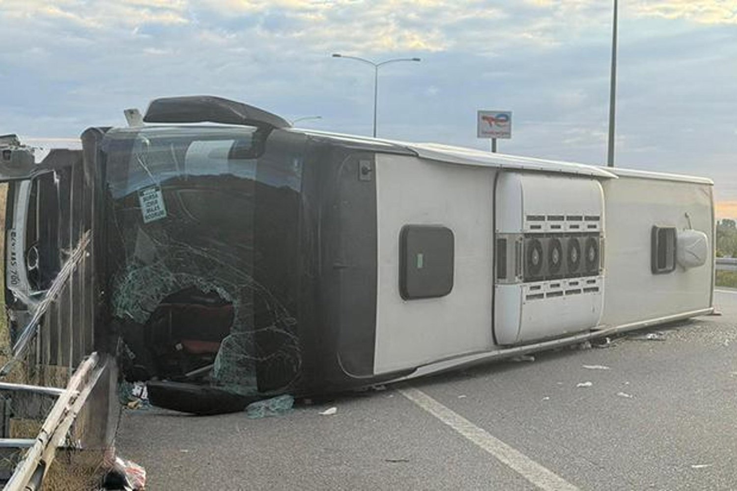 İstanbul İzmir Otoyolu'nda Korkutan Otobüs Devrilmesi: 25 Yaralı!