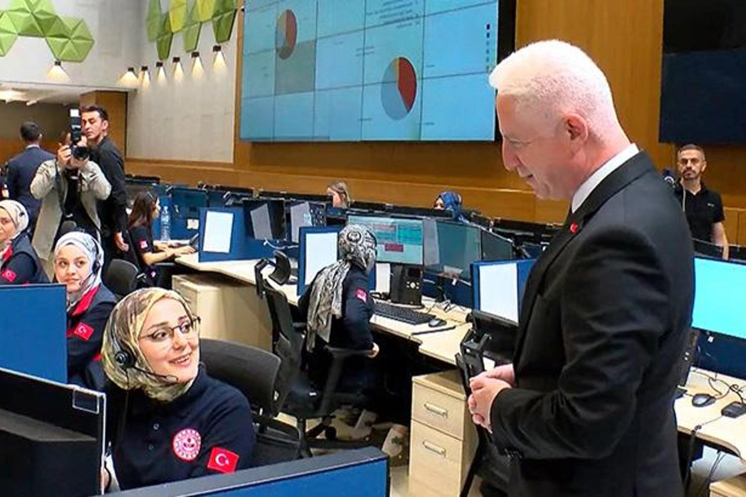 Vali Gül, İstanbul 112 Acil Çağrı Merkezi'ni Ziyaret Etti ve Bayram Tebriği Verdi