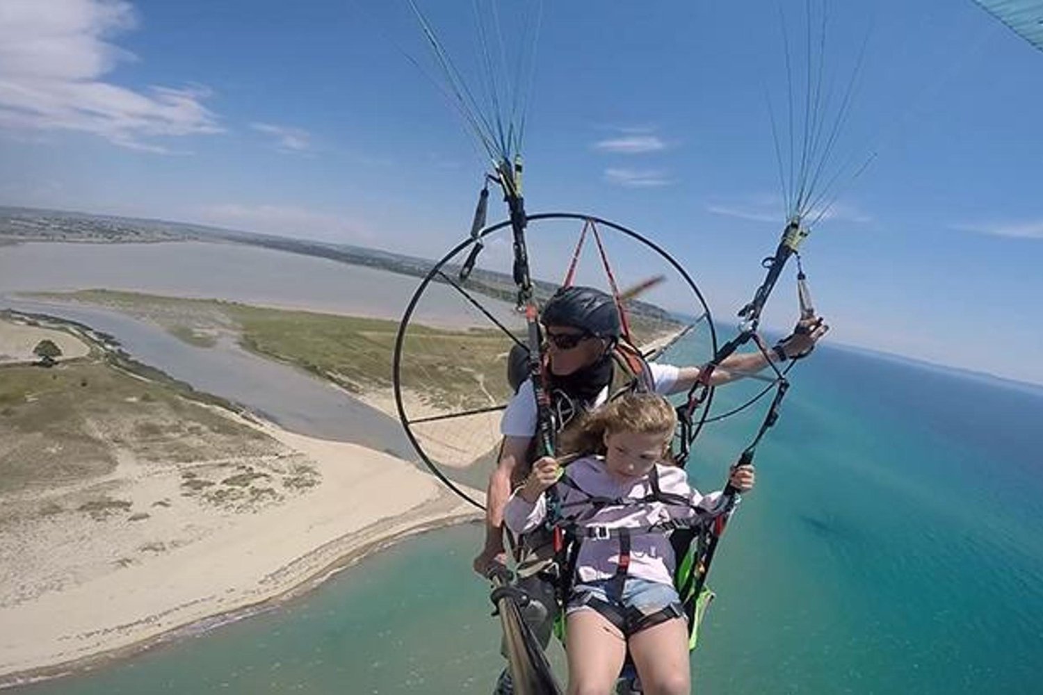 Saros Körfezi'nde Paramotor Heyecanı Başladı: Mavi ve Yeşilin Buluştuğu Nokta