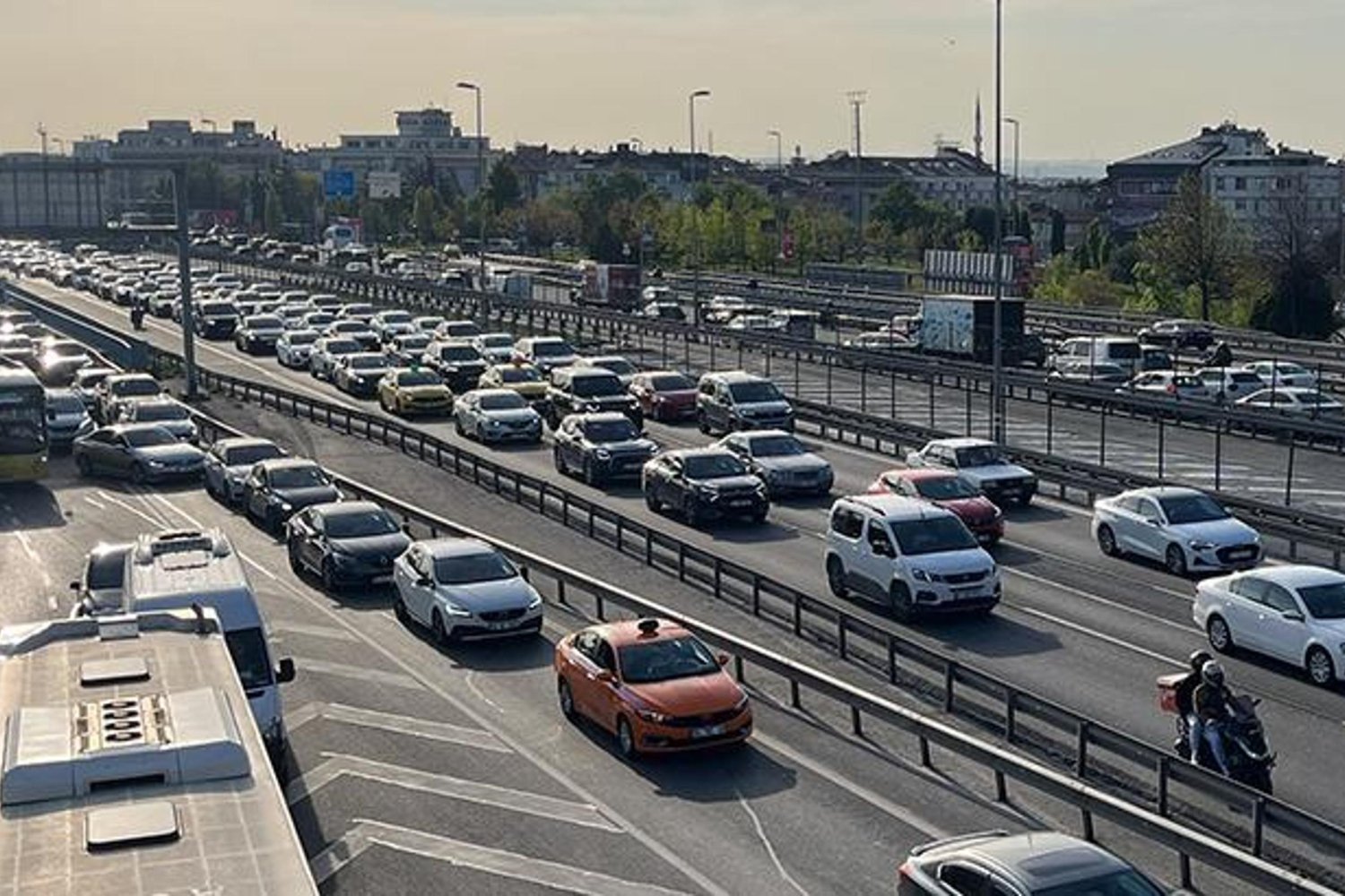 İstanbul'da Yoğun Trafik Uyarısı: Anadolu ve Avrupa Yakası'nı Etkileyen Kritik Durumlar