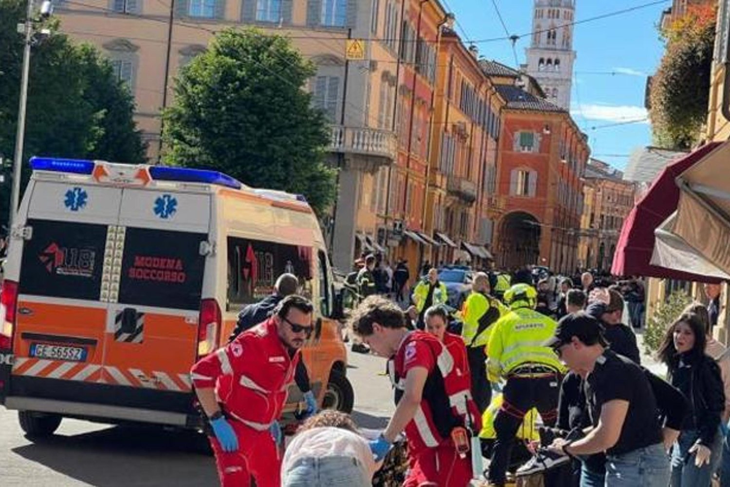 Modena'da Kanlı Saldırı: Yayalara Çarparak Bıçaklı Saldırgan Güvenlikte