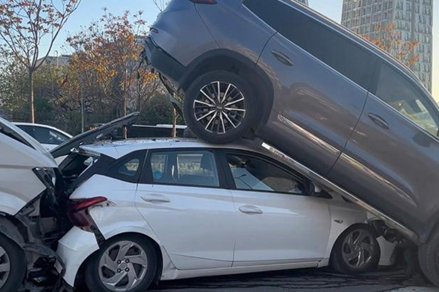 Kaza: Servis Minibüsü Otomobile Arkadan Çarptı, 5 Yaralı