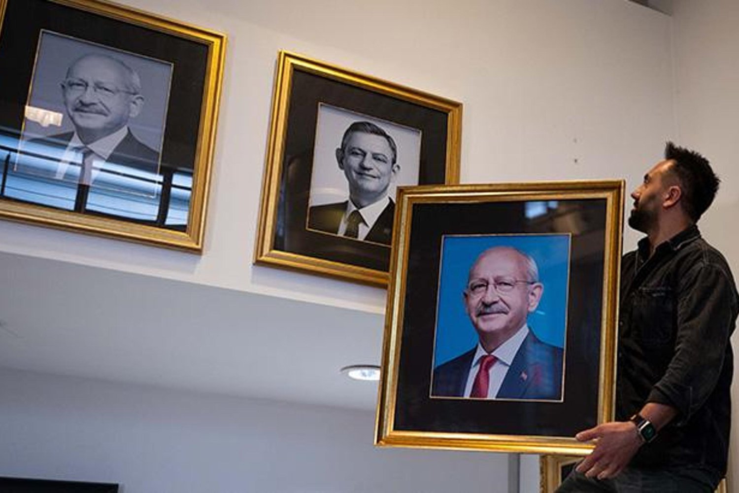 CHP Genel Merkezi’nde Kemal Kılıçdaroğlu ve Özgür Özel’in Fotoğrafları Yeniden Asıldı
