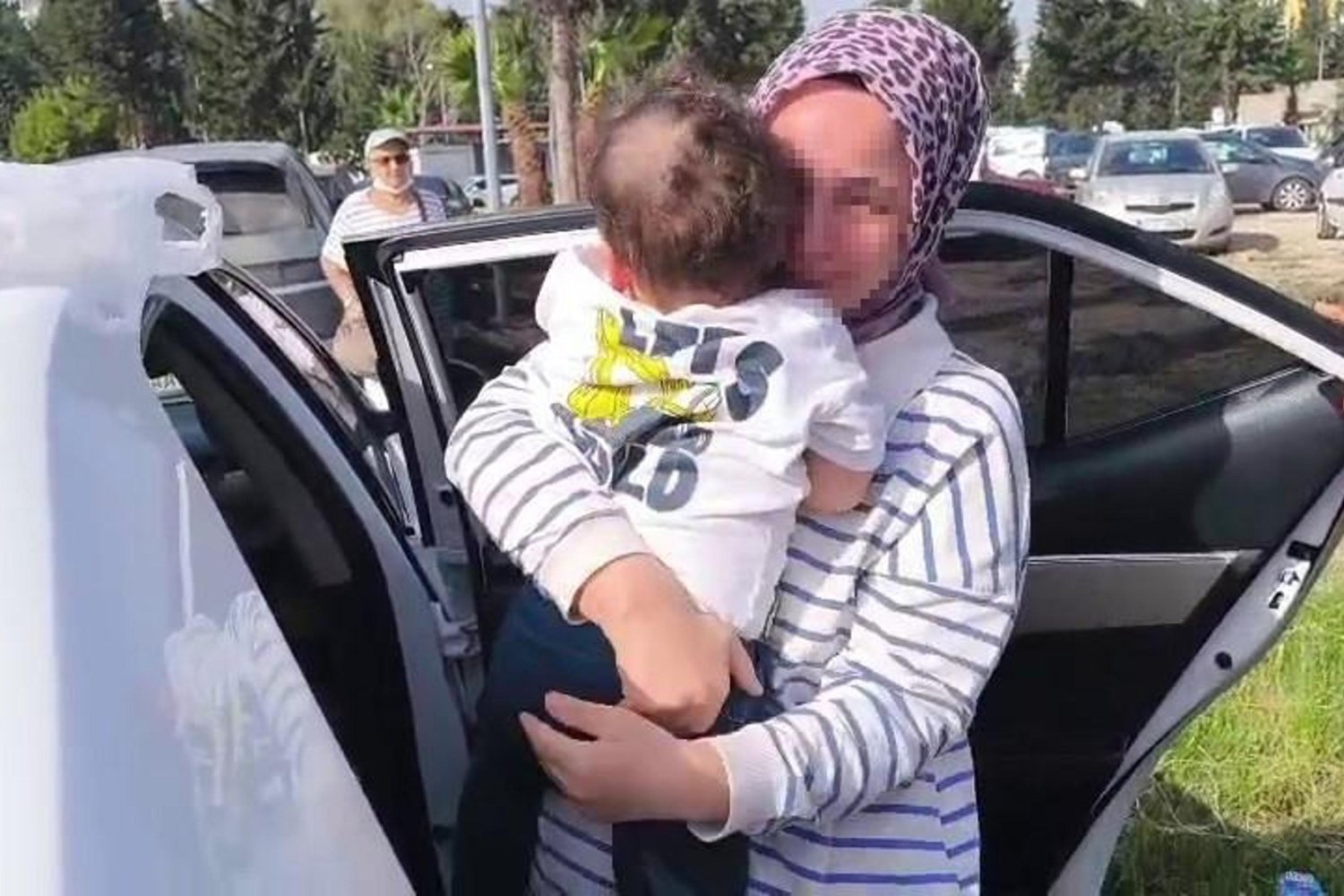 Hatay'da Otomobilde Mahsur Kalan 1,5 Yaşındaki Çocuklar Kurtarıldı