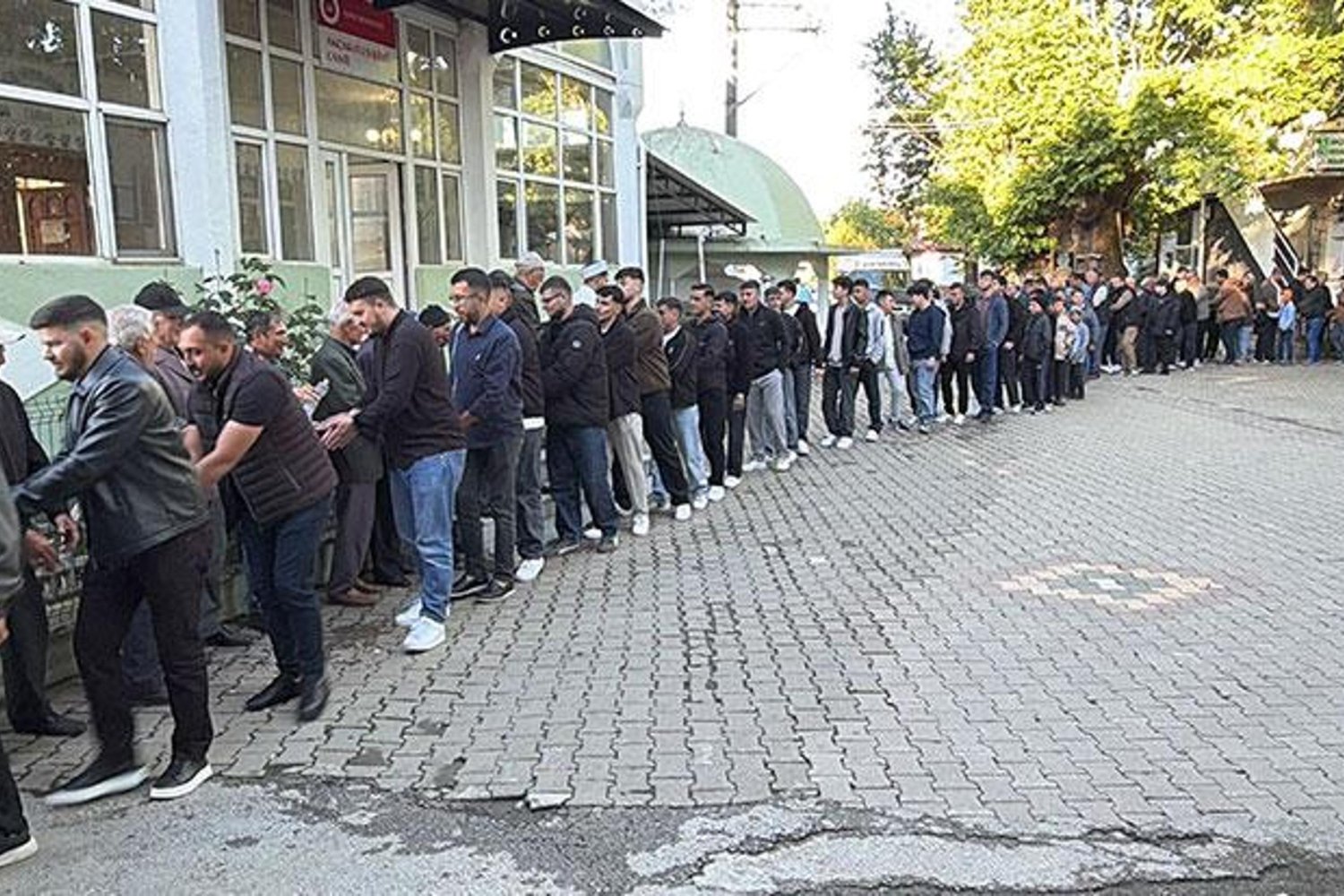 Akçakoyun Köyünde Bayram Geleneği Sürsürüyor: İnsan Zinciriyle Birlik ve Dayanışma