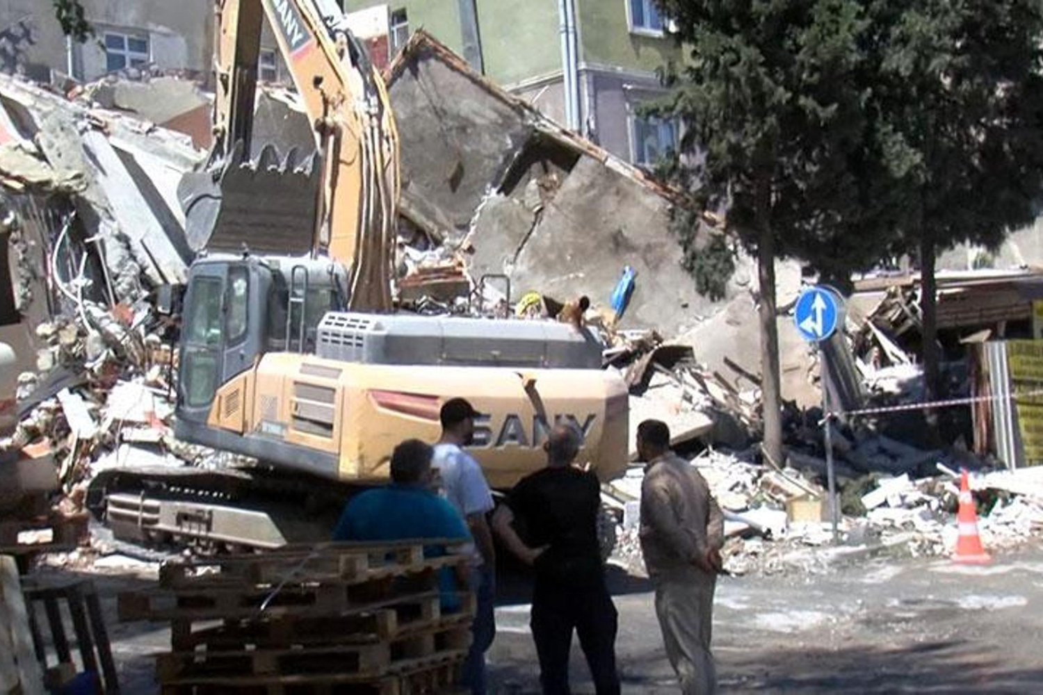 Kentsel Dönüşümde Büyük Çökme: Halkalı Mahallesi'nde Bina Yıkımı Sonucu Çöktü