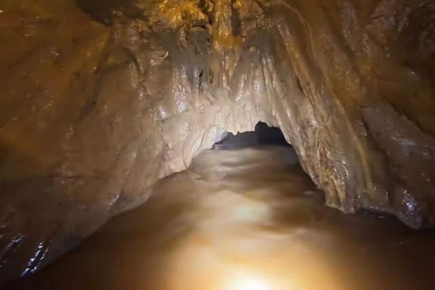 Laos'ta define ve avcı mağarası sel felaketi: 1 kurtuldu, 7 kayıp