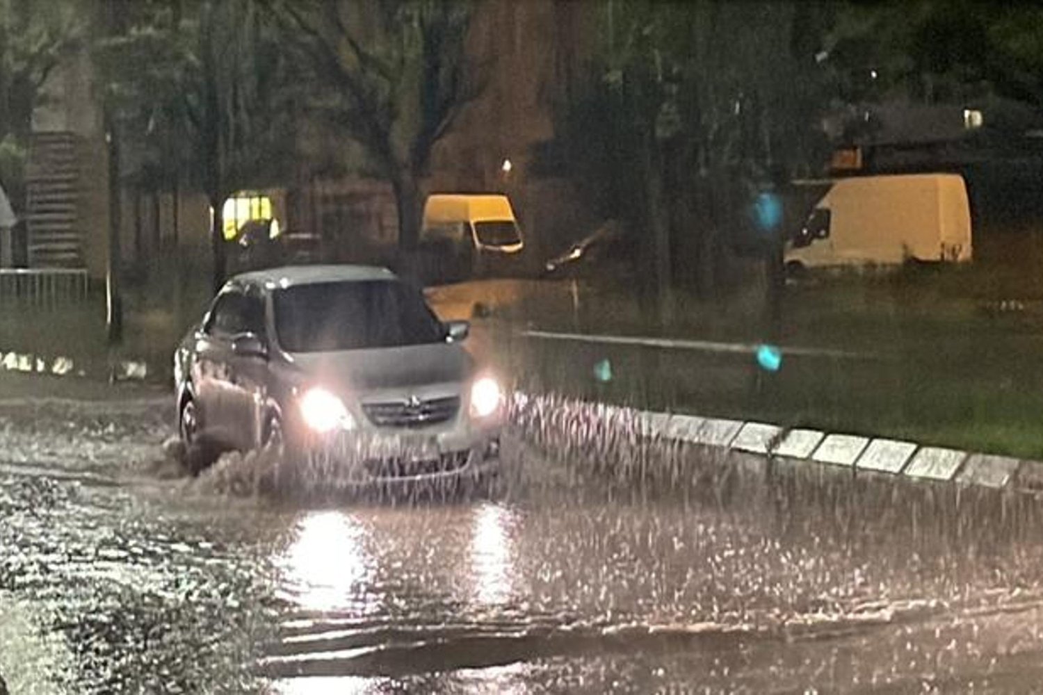 KAYSERİDE SEL TEHLİKESİ: Akşam Sağanakları Trafiği Felç Etti!
