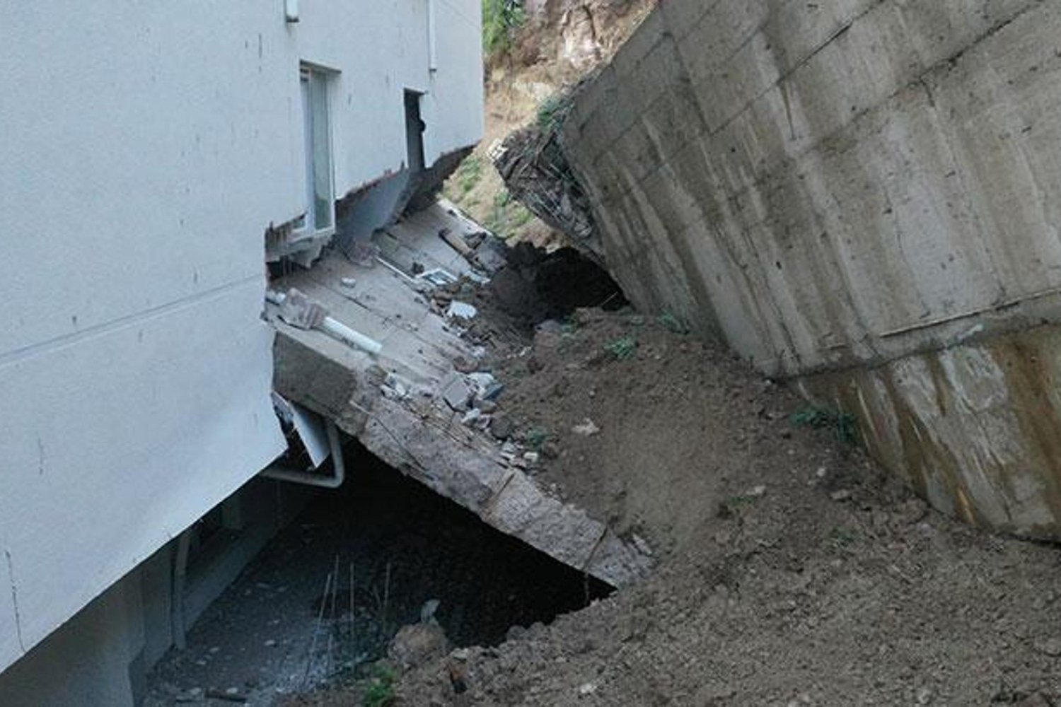 İstinat Duvarı Çöktü: Apartman ve Anaokulu Tahliye Edildi!