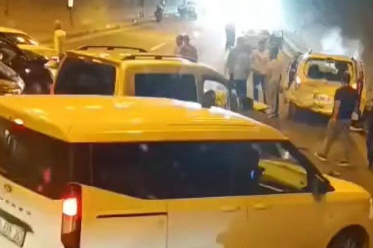 Tarsus Otoyolunda Çoklu Kaza: 2 Yaralı Hızlı Müdahale ile Hastaneye Kaldırıldı