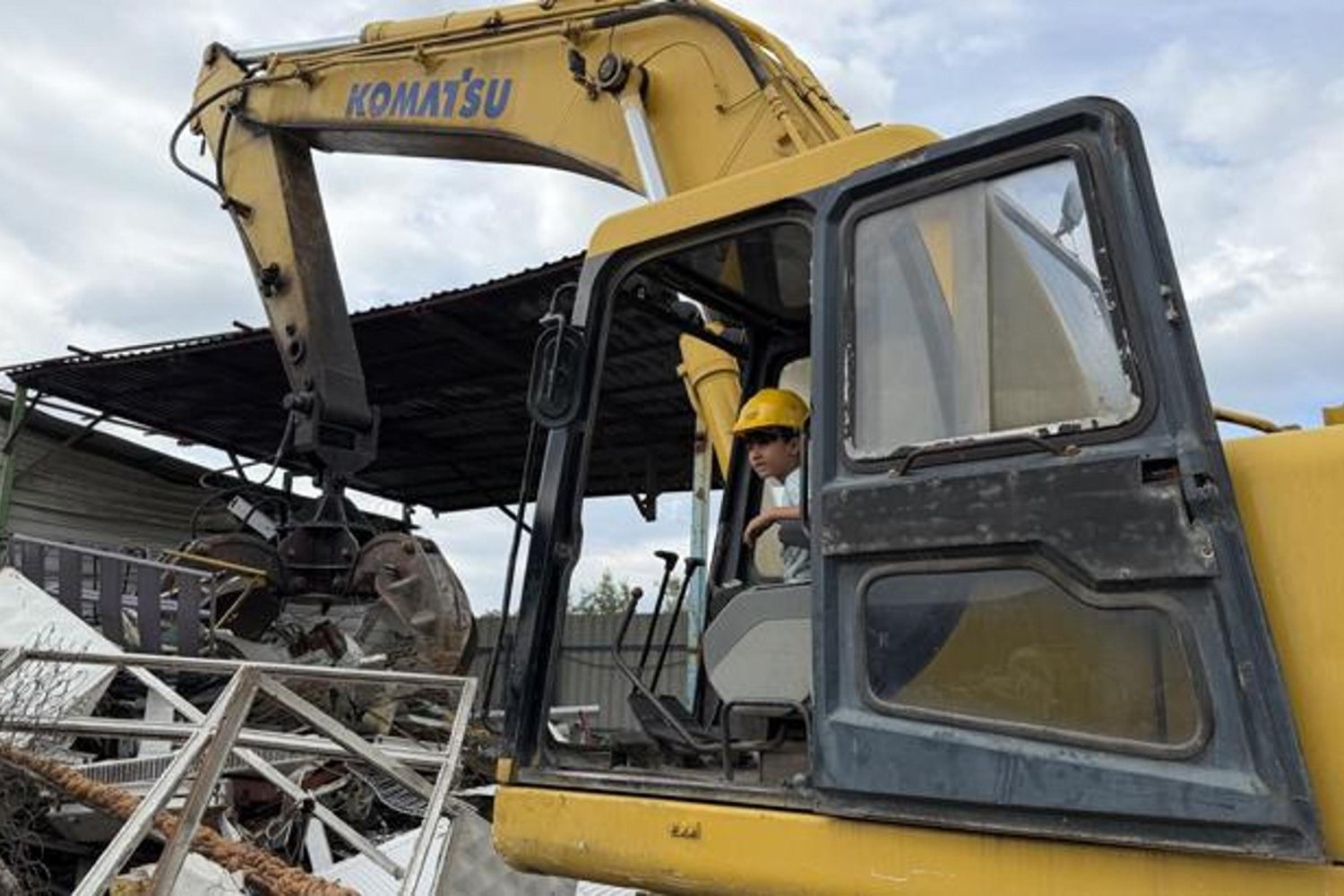 6 Yaşında İş Makinesi Ustası: Hasan Efe, Ekskavatör ve Forklift Kullanımında Yetenekli