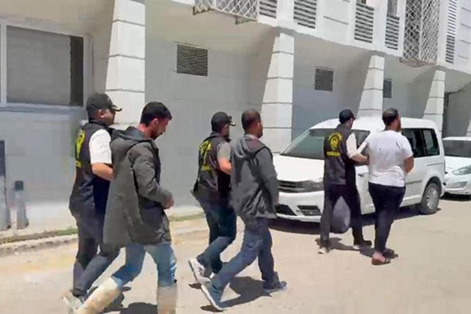 Mersin'de Polis Dolandırıcılarına Operasyon: 8 Gözaltı ve Çok Sayıda İle Elektronik Eşya Ele Geçirildi