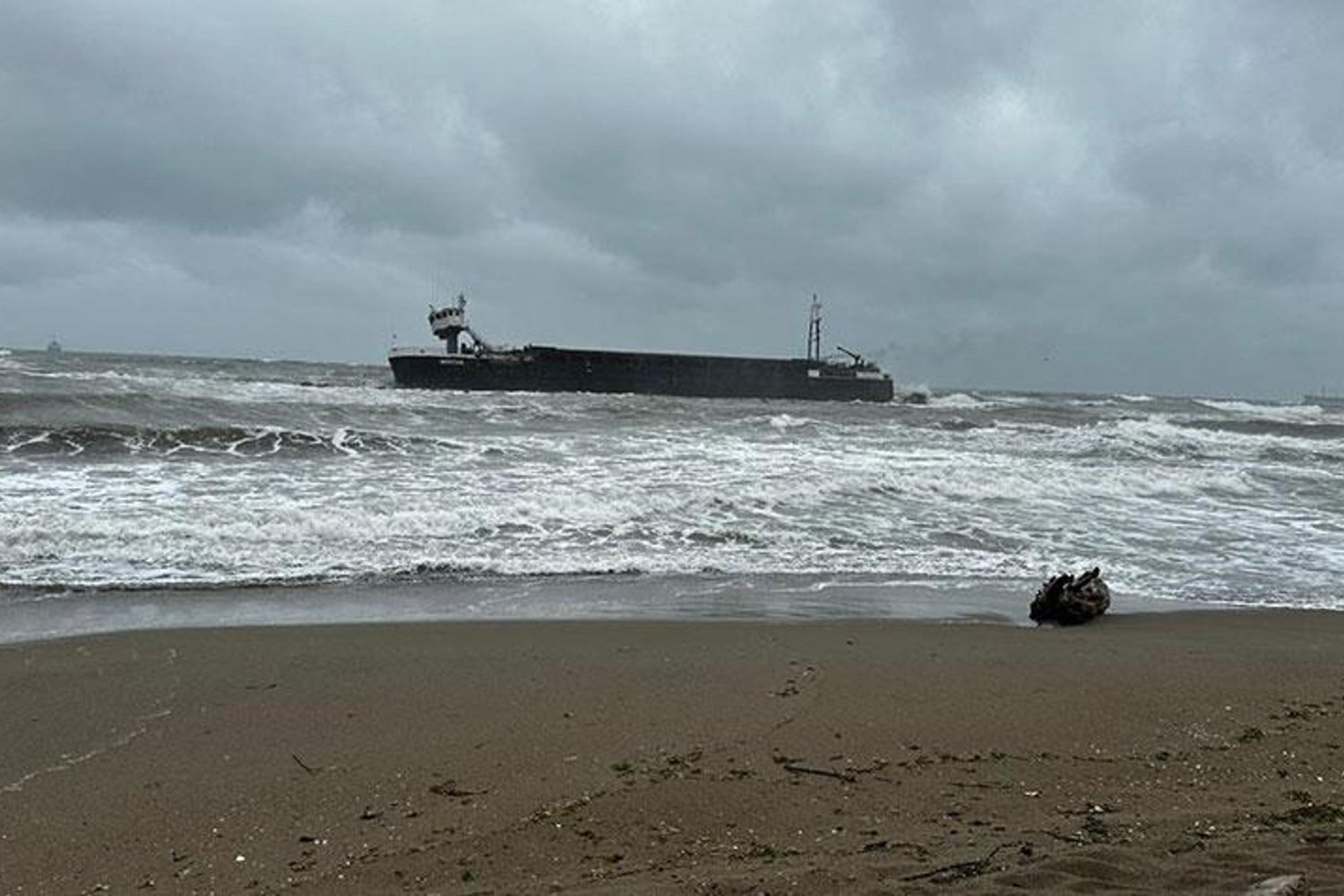 Karasu Açıklarında Yabancı Gemi Kıyıya Sürüklendi, Kurtarma Çalışmaları Devam Ediyor