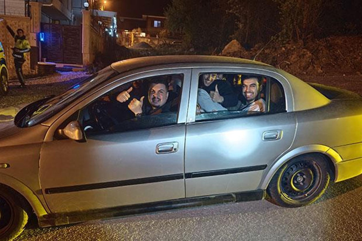 Kütahya Trafik Denetiminde İlginç Anlar: 5 Kişilik Araçta 8 Genç İndi