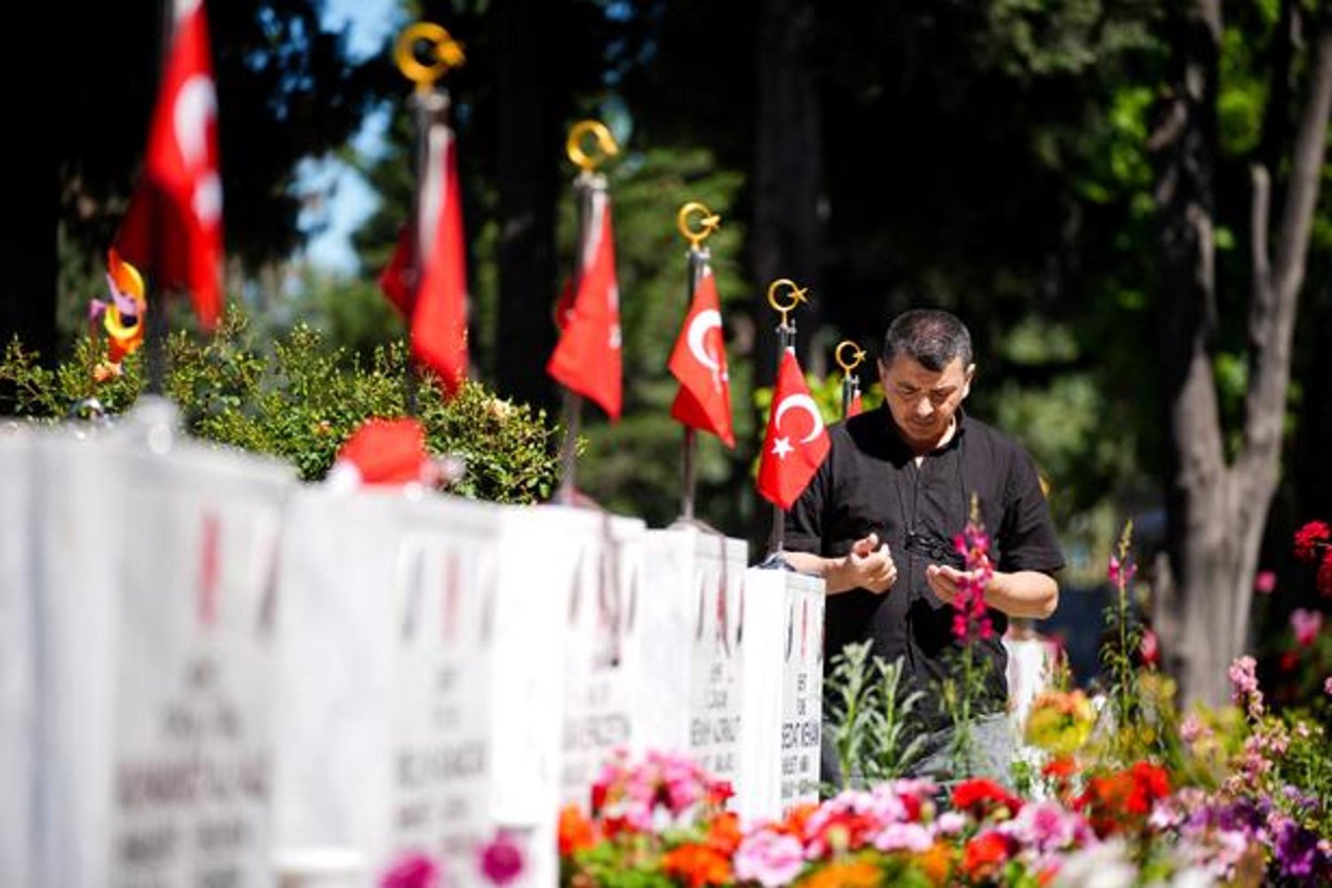 Şehit Aileleri Bayramda Şehitlikte Dualarla Anıyor