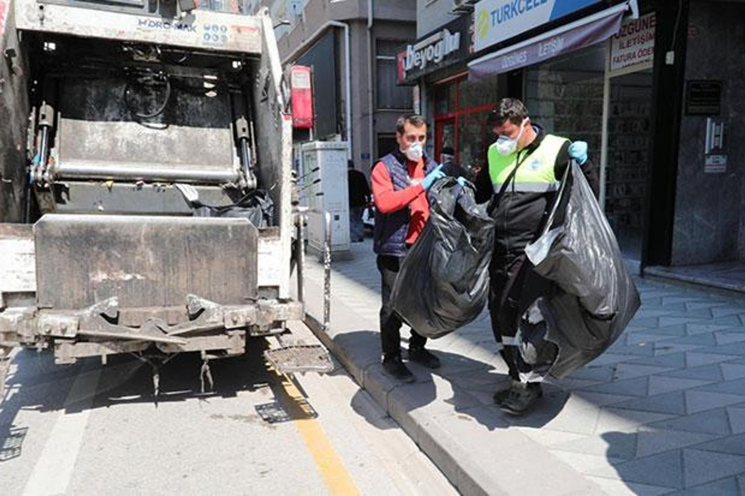 Odunpazarı'nda Kötü Kokular ve Haşere Alarmı: Temizlik ve İlaçlama Sırasında Büyük Çöp Yığını Ortaya Çıktı